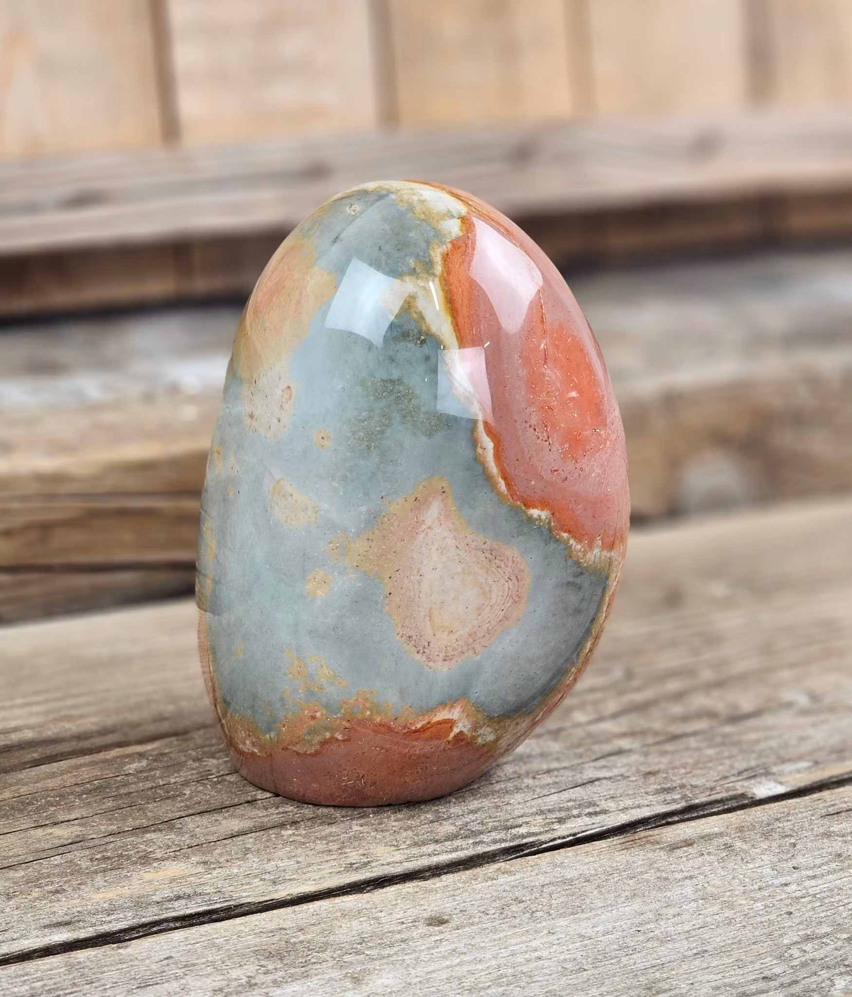 Polykromjaspis, polerad kristall stående friform