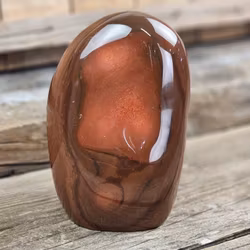 Polykromjaspis, polerad kristall stående friform #17