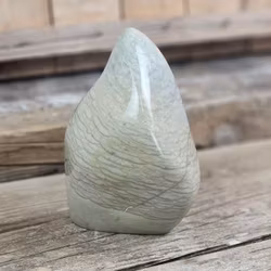 Fiskfjällsjaspis, polerad kristall stående friform #1