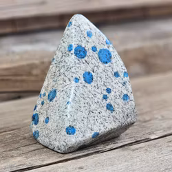 K2, polerad kristall stående friform #1