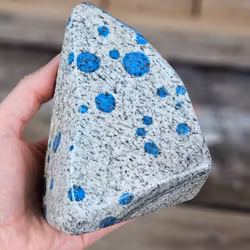 K2, polerad kristall stående friform #1