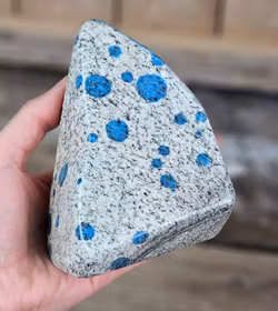 K2, polerad kristall stående friform #1