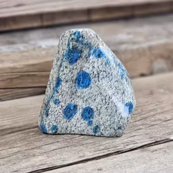 K2, polerad kristall stående friform #2