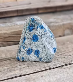 K2, polerad kristall stående friform #2