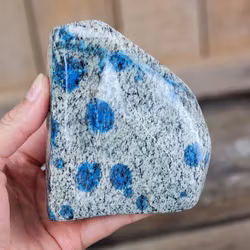 K2, polerad kristall stående friform #2