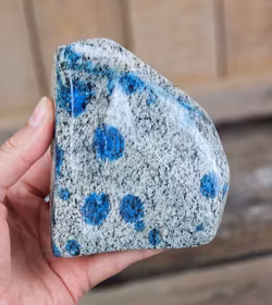 K2, polerad kristall stående friform #2