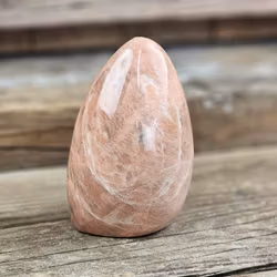 Persikomånsten, polerad kristall stående friform #1