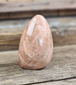 Persikomånsten, polerad kristall stående friform #1