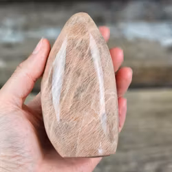 Persikomånsten, polerad kristall stående friform #1