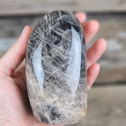 Svart Månsten, polerad kristall stående friform #1