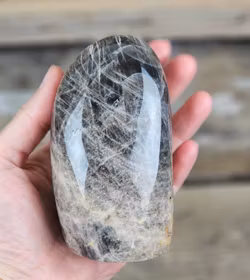 Svart Månsten, polerad kristall stående friform #1