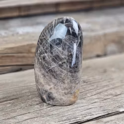 Svart Månsten, polerad kristall stående friform #1