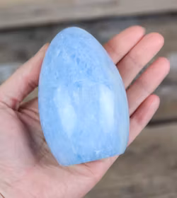 Blå Kalcit, polerad kristall stående friform #3
