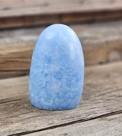 Blå Kalcit, polerad kristall stående friform #4