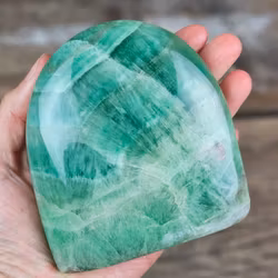 Grön Fluorit, polerad kristall stående friform #2