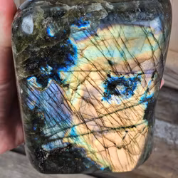 Labradorit, polerad kristall stående friform #8