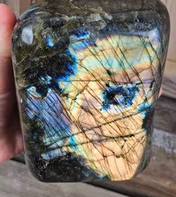 Labradorit, polerad kristall stående friform #8