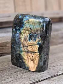 Labradorit, polerad kristall stående friform #8