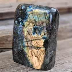 Labradorit, polerad kristall stående friform #8