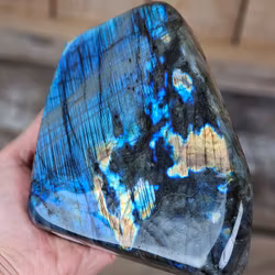 Labradorit, polerad kristall stående friform #10