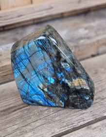 Labradorit, polerad kristall stående friform #10