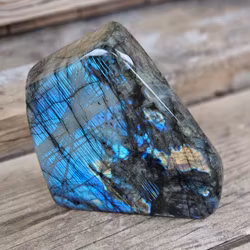 Labradorit, polerad kristall stående friform #10