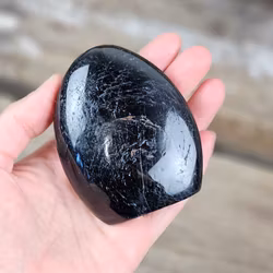 Svart Turmalin, polerad kristall stående friform #2