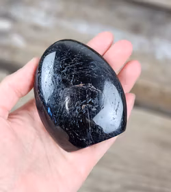 Svart Turmalin, polerad kristall stående friform #2