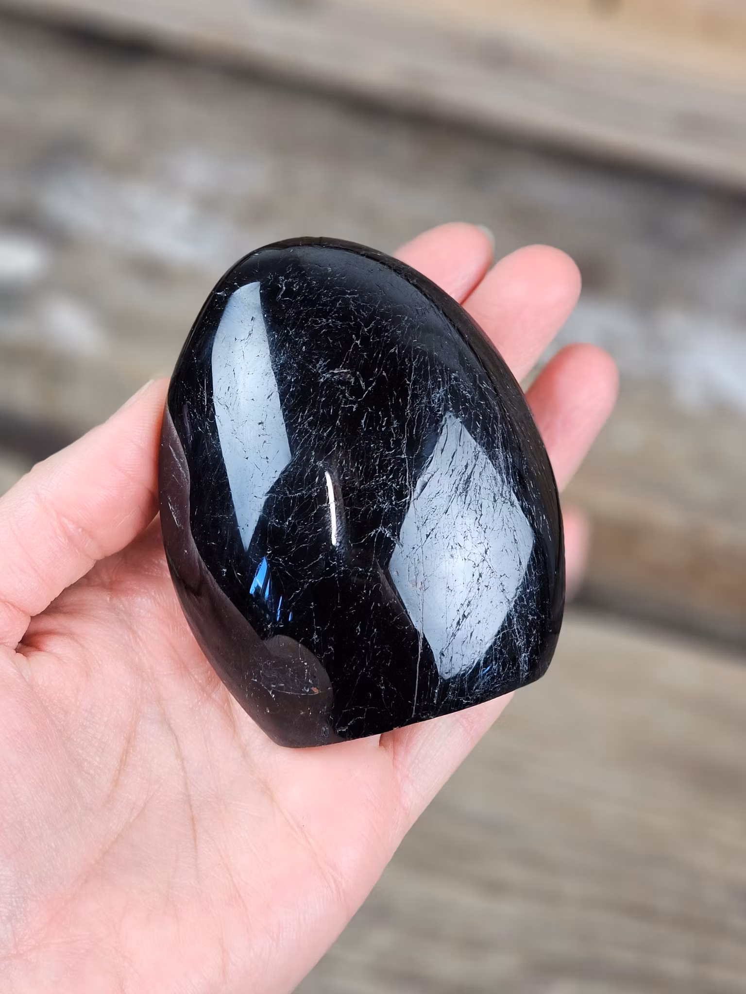 Svart Turmalin, polerad kristall stående friform