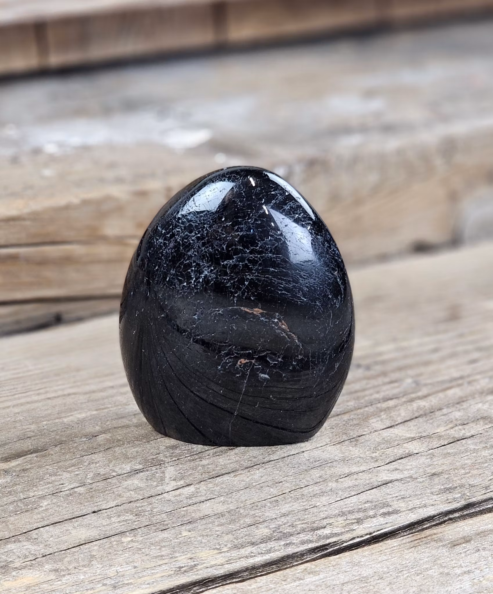 Svart Turmalin, polerad kristall stående friform