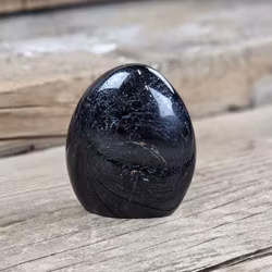 Svart Turmalin, polerad kristall stående friform #2