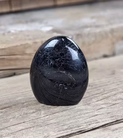 Svart Turmalin, polerad kristall stående friform #2