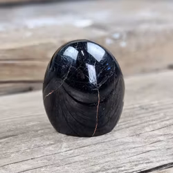 Svart Turmalin, polerad kristall stående friform #3