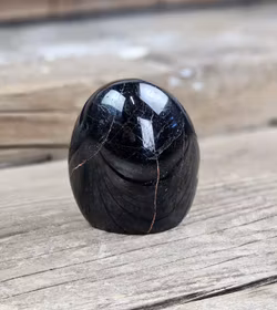 Svart Turmalin, polerad kristall stående friform #3