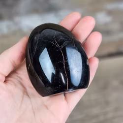 Svart Turmalin, polerad kristall stående friform #3