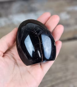 Svart Turmalin, polerad kristall stående friform #3