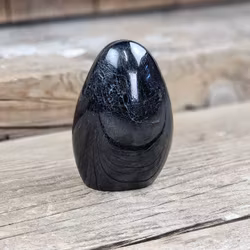 Svart Turmalin, polerad kristall stående friform #4