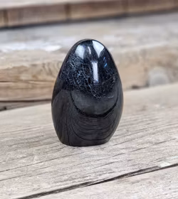 Svart Turmalin, polerad kristall stående friform #4