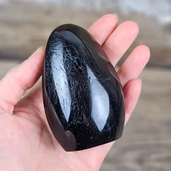 Svart Turmalin, polerad kristall stående friform #4