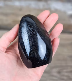 Svart Turmalin, polerad kristall stående friform #4