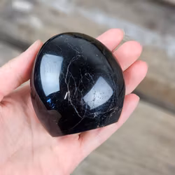 Svart Turmalin, polerad kristall stående friform #8