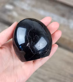 Svart Turmalin, polerad kristall stående friform #8