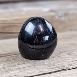 Svart Turmalin, polerad kristall stående friform #8