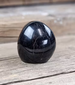 Svart Turmalin, polerad kristall stående friform #8