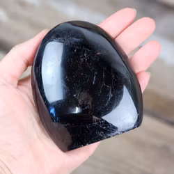 Svart Turmalin, polerad kristall stående friform #9