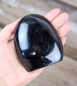 Svart Turmalin, polerad kristall stående friform #9