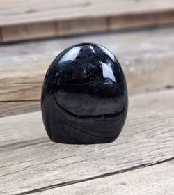 Svart Turmalin, polerad kristall stående friform #9