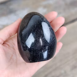 Svart Turmalin, polerad kristall stående friform #10