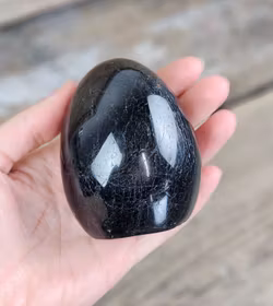 Svart Turmalin, polerad kristall stående friform #10