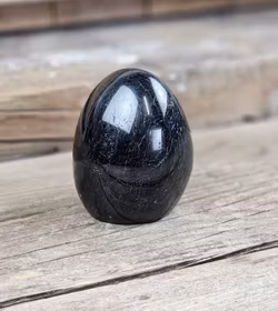 Svart Turmalin, polerad kristall stående friform #10